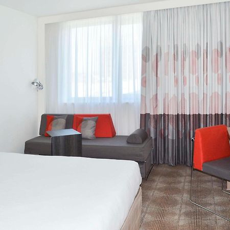 Novotel London Брентфорд Екстериор снимка
