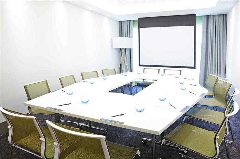 Novotel London Брентфорд Екстериор снимка